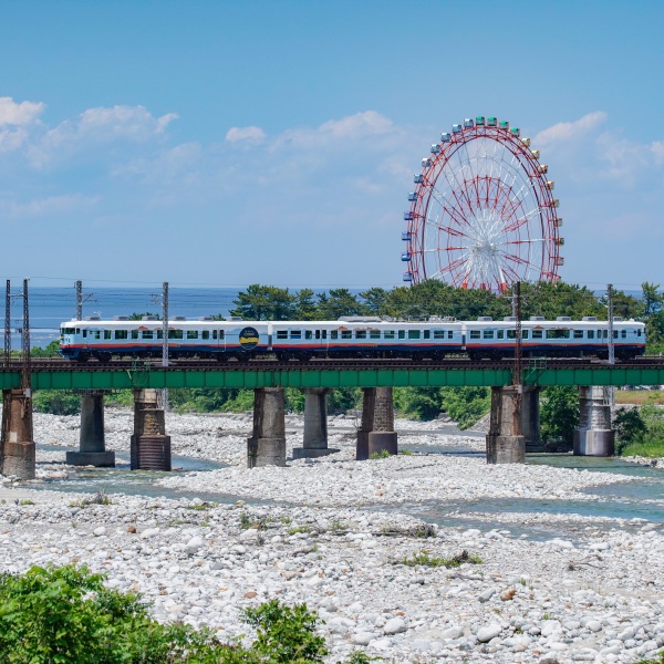 あいの風とやま鉄道　一万三千尺物語